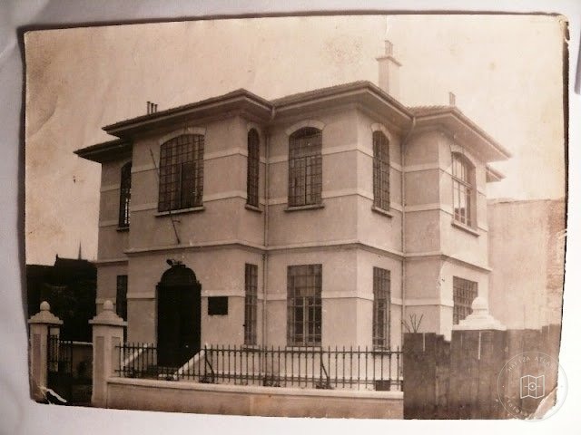 Mansions, Kiosks and Pedestrians — Archive image