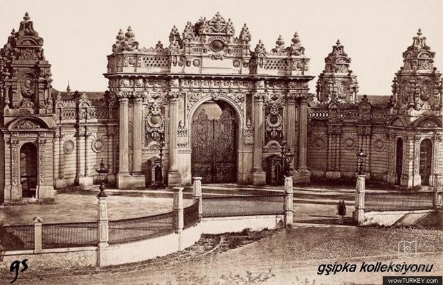 Dolma Bahce Palace Kapisi