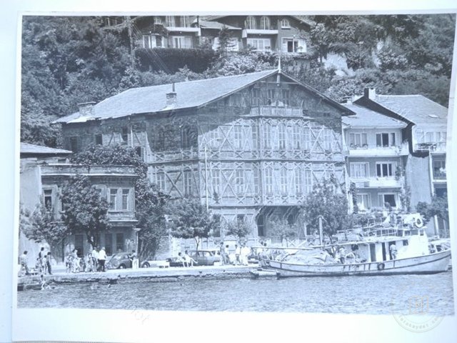 Mansions, Kiosks and Pedestrians — View from the archive