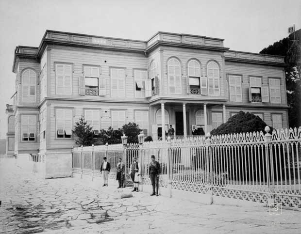 Mansions, Kiosks and Pedestrians — Archive image