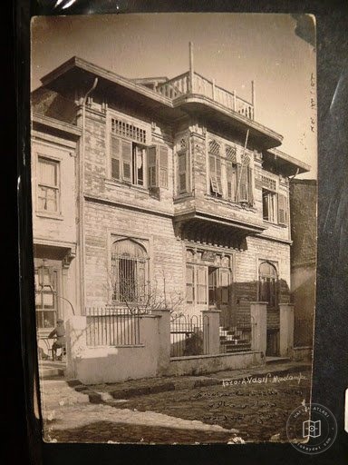 Mansions, Kiosks and Pedestrians — Archive image