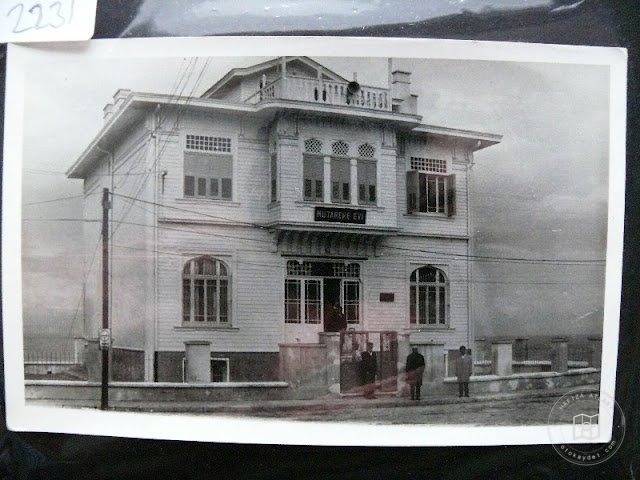 Mansions, Kiosks and Pedestrians — Archive image