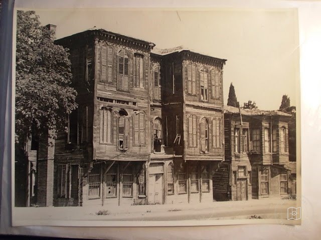 Mansions, Kiosks and Pedestrians — Archive image