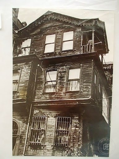 Mansions, Kiosks and Pedestrians — Archive image
