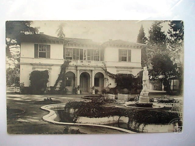 Mansions, Kiosks and Pedestrians — Archive image