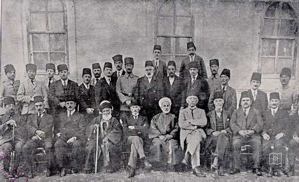 Gazinin Sağında Rıfai Şeyhi Seyyid Abdullah Haşimi Hz.solunda Sivas Kadısı Hasip Efendi — Eylul — 1919sivaskongresiuyeleri