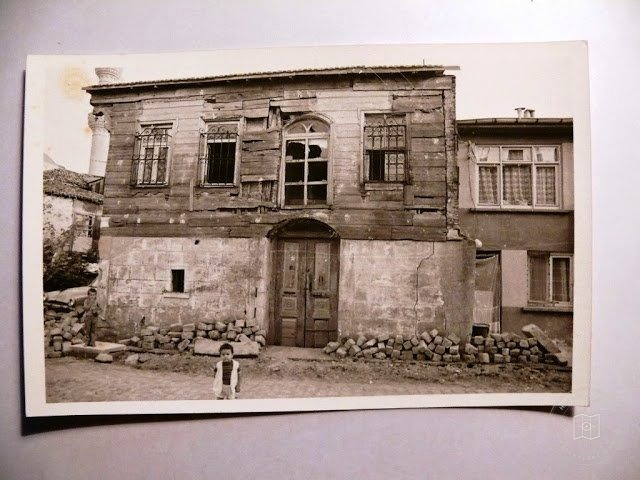 Mansions, Kiosks and Pedestrians — Archive image