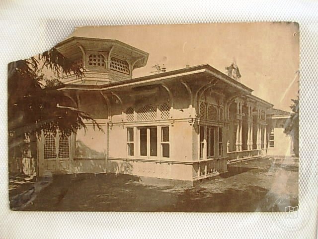 Mansions, Kiosks and Pedestrians — Archive image