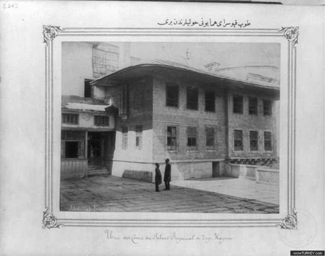 Topkapi Sarayinda bir Avlu