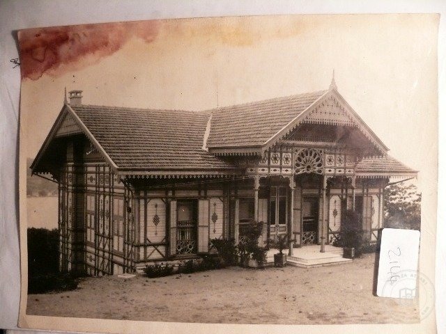 Mansions, Kiosks and Pedestrians — Archive image