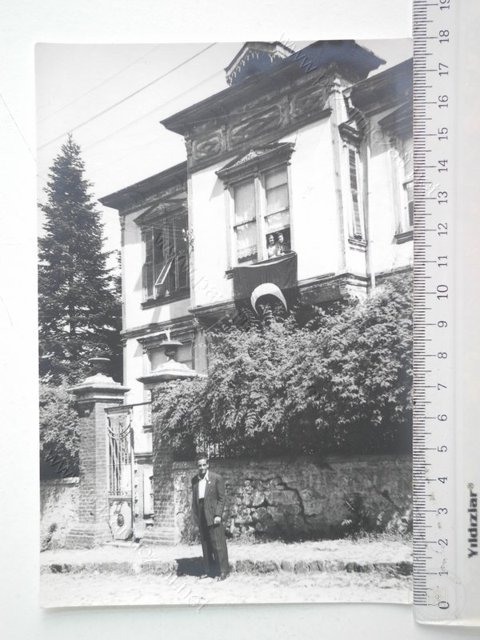 Mansions, Kiosks and Pedestrians — View from the archive