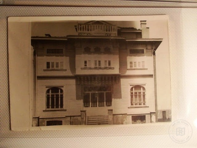 Mansions, Kiosks and Pedestrians — Archive image