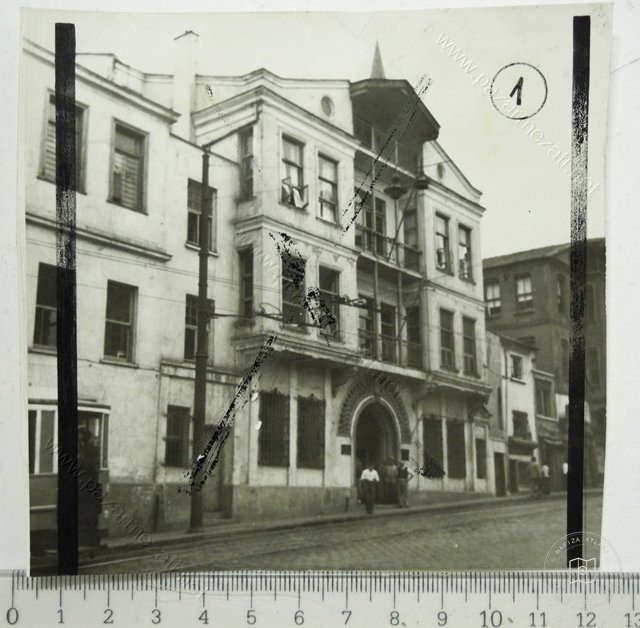 Mansions, Kiosks and Pedestrians — View from the archive