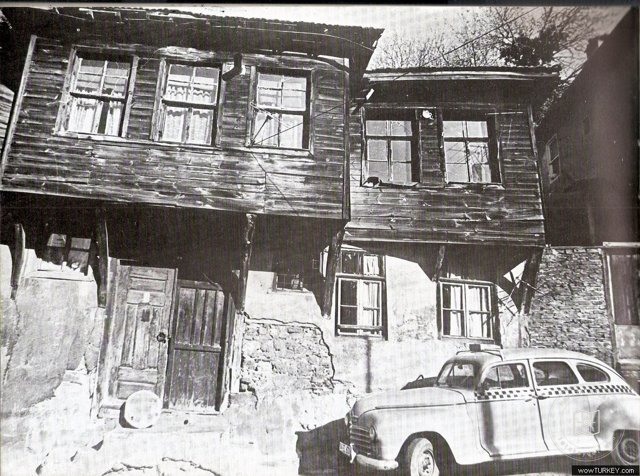 Mansions, Kiosks and Pedestrians — Archive record