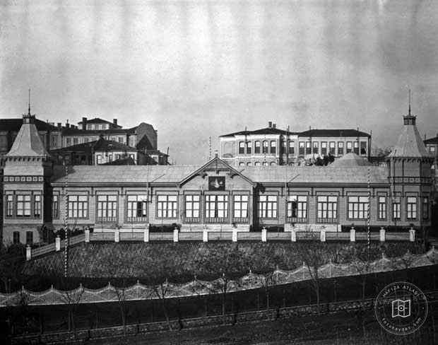 Mansions, Kiosks and Pedestrians — Archive image