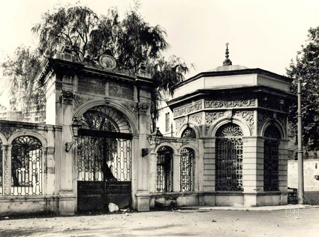Dolmabahçe Camii'nin muvakkithanesi ile avlu kapısı özgün yerlerinde iken