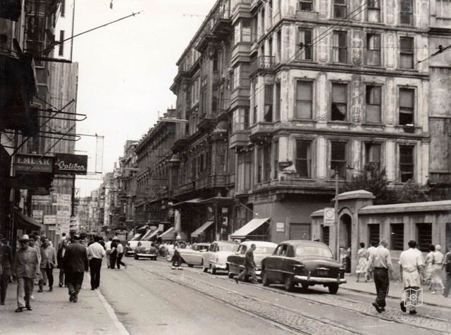 İstiklal Caddesi Ağa Camii Yakınları · 1958-59