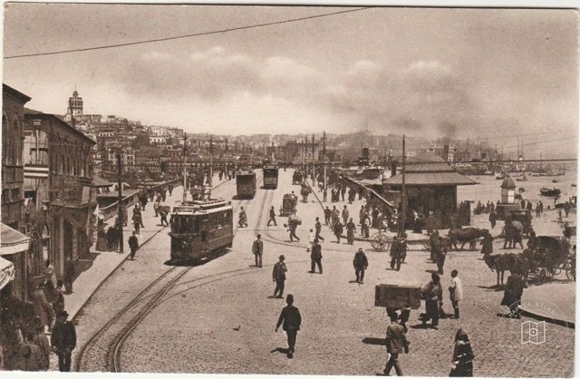 Galata Köprüsü Girişi'nde Tramvaylar ve Günlük Hayat - Kartpostal