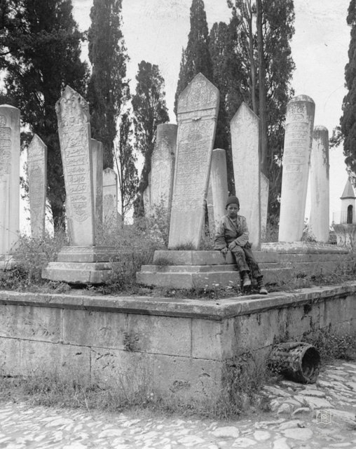 Mezarlık sağ arkada bodur bir minare görünmektedir 1900'ler