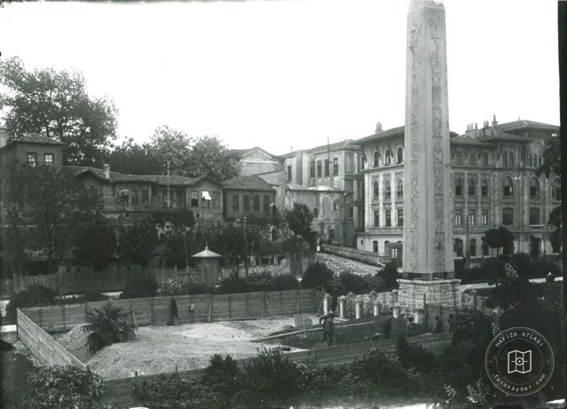 Atmeydanı · Dikilitaş