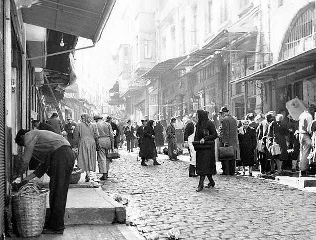 Beyoğlu Sahne Sokak, 1945