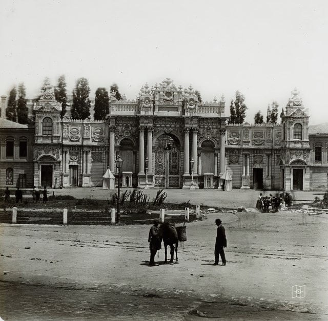 Dolmabahçe Palace Saltanate Gate · Levy Meat Fils Photo · 1850s