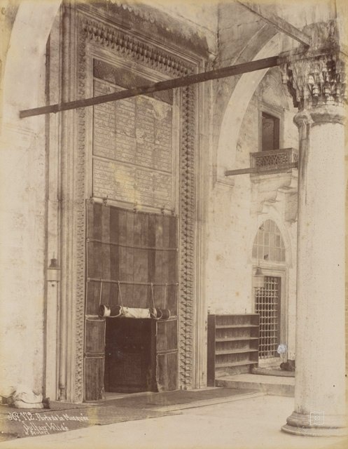 Üsküdar Yeni Valide Sultan Camii Girişi · Sébah & Joaillier · 1890