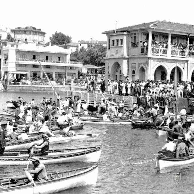 Moda Kabotaj Bayramı'nda Atatürk'ün gelişini bekleyen halk. 1935