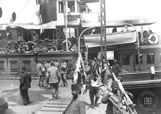 63 nolu “Sütlüce” gemisi Çanakkale'den getirdiği yaralı askerlerimizi Sirkeci'de tahliye ederken