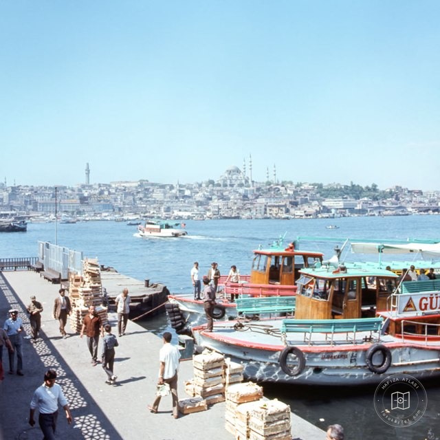 Galata Köprüsü Üzerinden Manzaralar Charles Samz Fotoğrafı · 1971