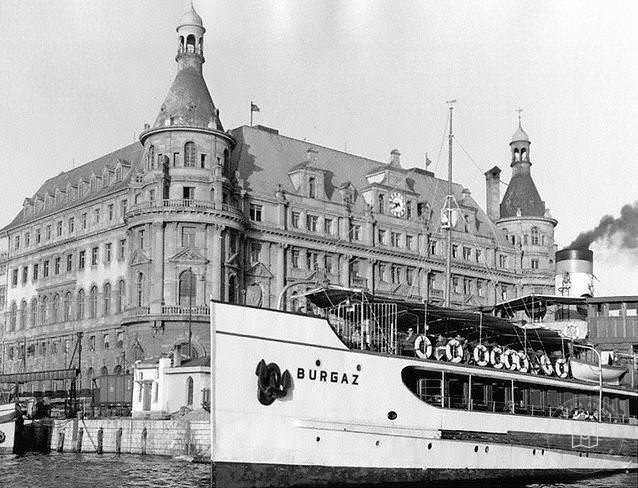 Burgaz Vapuru ve Haydarpaşa Garı, 1945