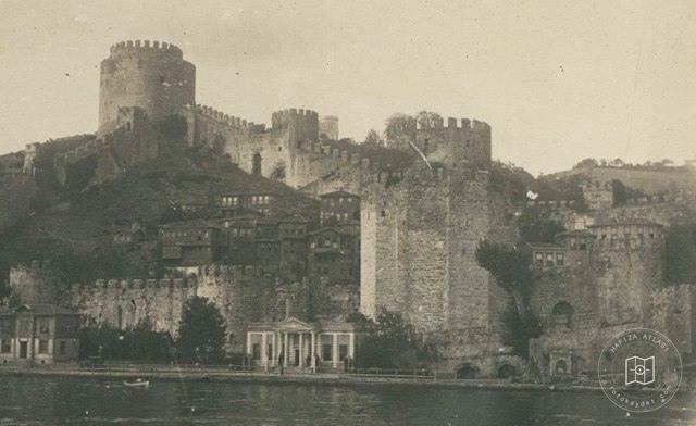Rumeli Hisarı ve önde görünen Karakolhane · 1910’lu yıllar