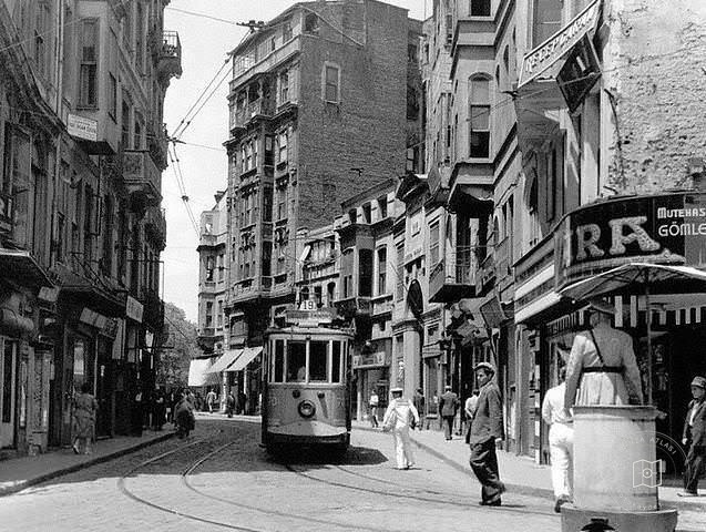 Galatasaray, 1945 Meşrutiyet Caddesi girişi