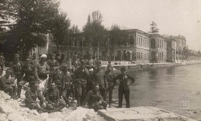 Dolmabahçe Avusturya-Macaristan İmparatorluğu topçuları…1. Dünya Harbi yılları…Bunlar Macar askerler…