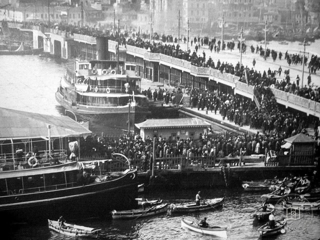 Galata Köprüsü, 4 Ekim 1912 İttihat ve Terakki ‘nin Sultanahmet meydanında tertip ettiği mitinge gidenler