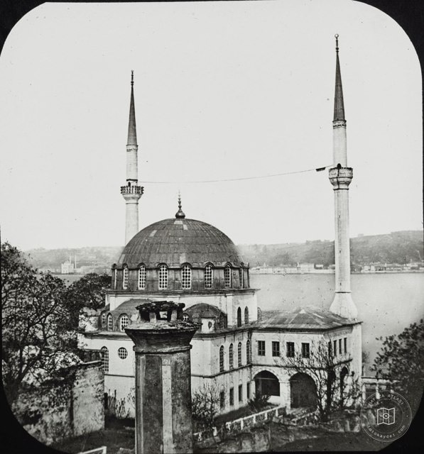 Beylerbeyi Camii ve Önde Su Terazisi · Claude-Marie Ferrier Fotoğrafı · 1850'ler