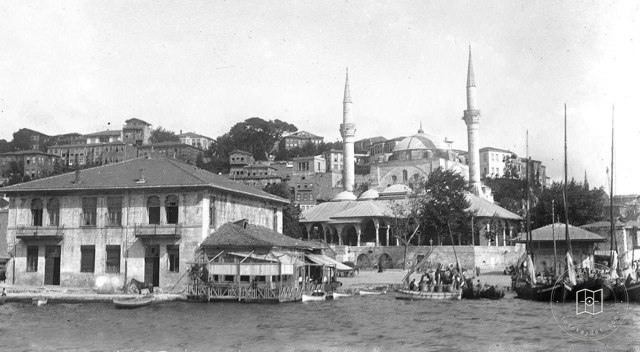 Üsküdar Kıyıdaki evin önündeki ata dikkat