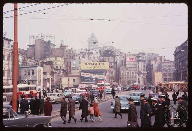 Galata Köprüsü’nde İnsanlar · 7 Nisan 1965
