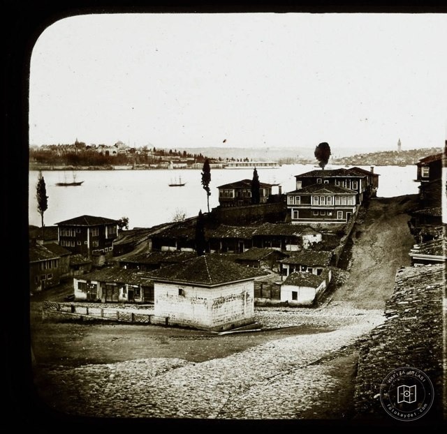 Üsküdar Selimiye ve Manzara · 1850’ler Sarayburnu Sahil Sarayı’na dikkat. Fotoğrafçı: Claude-Marie Ferrier