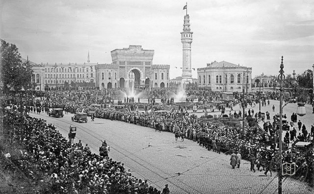 Beyazıt Meydanı'nda Cumhuriyet Kutlamaları, 1933