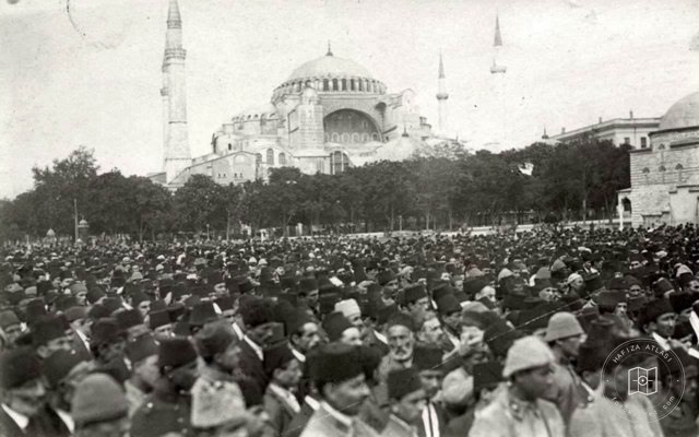 İzmir’s Greeks By The Israeli Protesto Mitingi, Sultanahmet · 1919