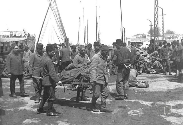 63 nolu “Sütlüce” gemisi Çanakkale'den getirdiği yaralı askerlerimizi Sirkeci'de tahliye ederken