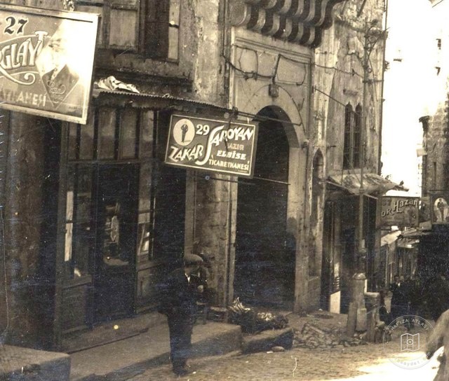 Büyük Valide Han Girişi · Mercan