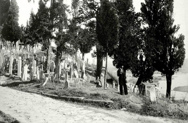 Piyerloti Tepesi ve Mezarlar