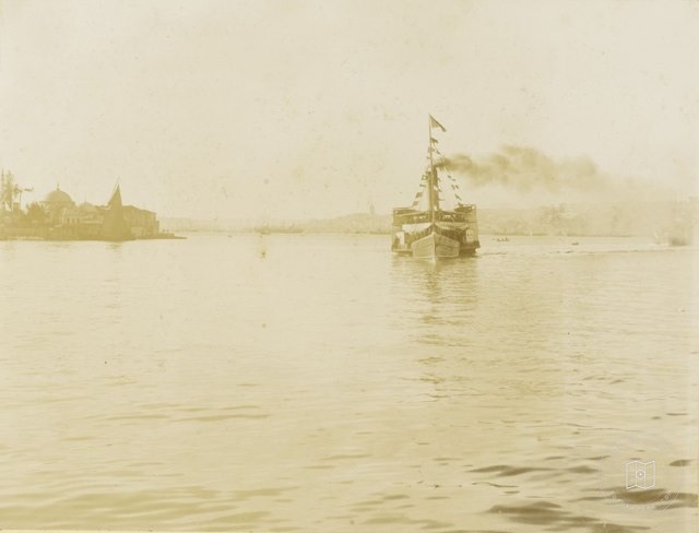 Şemsi Pasha Mosque and Vapur · Ali Sami Photo