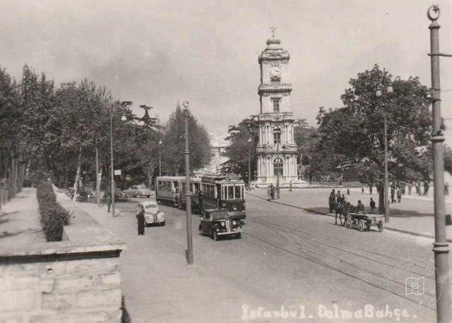 Dolmabahçe Saat Kulesi ve Tramvay