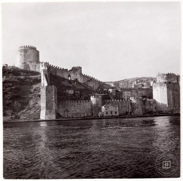 Rumeli Hisarı · 1946 Fotoğrafçı: Robert Capa