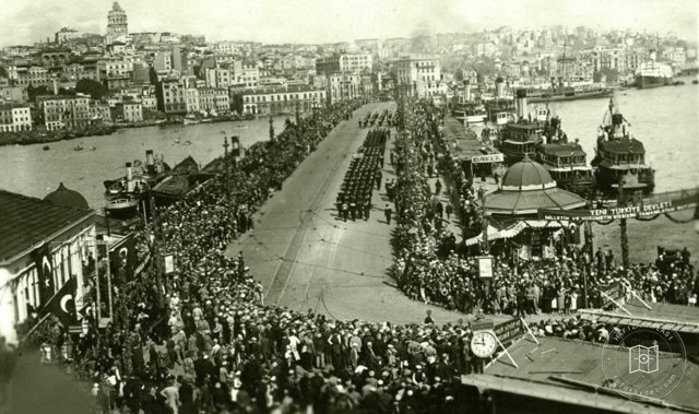 Galata Köprüsü’nde Tören Geçişi · 1930’lu yıllar