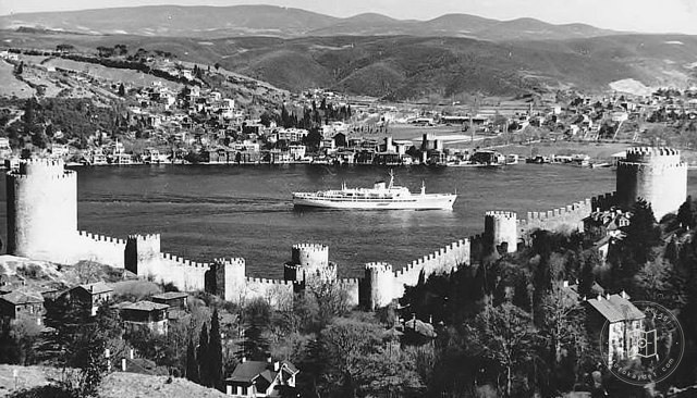 Rumeli Hisarı ve karşı yakada Anadolu Hisarı