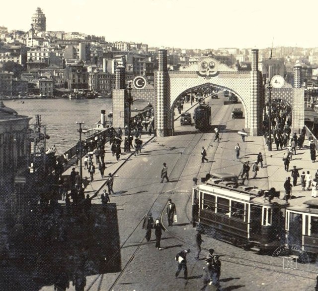 İran Şahı'nın Ziyareti İçin Galata Köprüsü'ne Konan Tak